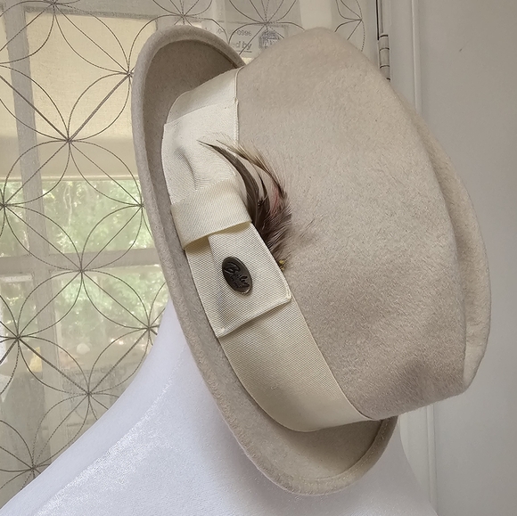 Bailey of Hollywood Cream HammanWool Cream Fedora Hat Feather Detail USA XL